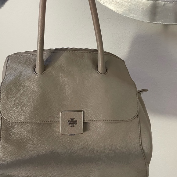 Structured in soft leather and centered with a logo clasp - Picture 3 of 4